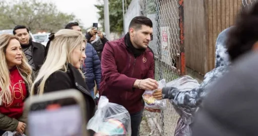 Entrega alcalde kits invernales en sectores más vulnerables de Matamoros