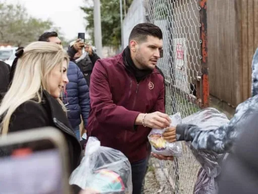 Entrega alcalde kits invernales en sectores más vulnerables de Matamoros