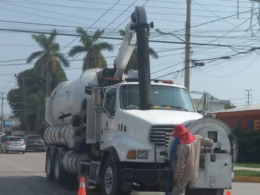 Notable Mantenimiento a la Red Hidrosanitaria de COMAPA SUR en Ciudad Madero