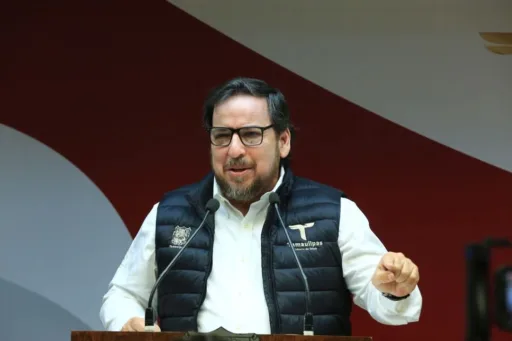 Para garantizar que todas las niñas, niños y adolescentes tengan un lugar en la educación básica, la Secretaría de Educación de Tamaulipas (SET) ha decidido ampliar el período de inscripciones definitivas hasta el 22 de febrero. Oportunidad para los Padres de Familia Los padres y madres de familia que no pudieron inscribir a sus hijas e hijos durante el período de preinscripciones definitivas en el nivel de educación básica aún tienen la oportunidad de hacerlo. El subsecretario de Planeación de la SET, Miguel Ángel Valdez García, informó sobre esta prórroga, destacando la importancia de asegurar que el 100 por ciento de los estudiantes tamaulipecos cursen educación básica en un espacio seguro durante el ciclo escolar 2025-2026. Llamado a la Acción “Estamos pidiendo a los padres de familia que por favor acudan, que no dejen pasar esta extensión. Consideramos como esta segunda semana de tardías las inscripciones definitivas, asegurando que todas las niñas, niños y jóvenes tendrán su lugar en toda la geografía tamaulipeca”, indicó Valdez García. El subsecretario mencionó que las dos primeras semanas de inscripciones se llevaron a cabo con éxito, por lo que no anticipan problemas para el registro de los estudiantes que aún no han realizado su ingreso al sistema educativo estatal. Importancia de Inscribirse a Tiempo “Quienes se olvidaron, no pudieron o enfrentaron circunstancias especiales, deben aprovechar esta semana para inscribirse. De lo contrario, tendrían que esperar hasta julio, lo que complicaría su posibilidad de quedar en la escuela de su preferencia”, advirtió. Cumpliendo con la Instrucción del Gobernador Con esta medida, la SET garantiza el cumplimiento de la instrucción del gobernador Américo Villarreal Anaya, quien ha enfatizado que ningún niño o niña debe quedar atrás en su derecho al acceso a una educación universal, gratuita, inclusiva y de excelencia.