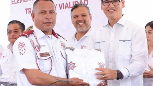Erasmo convoca a Tránsitos a servir a la comunidad, les entrega nuevos uniformes