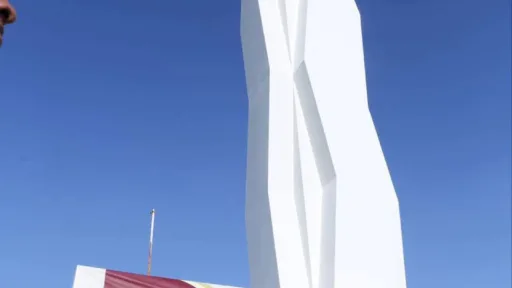 Tula, Tamaulipas. – El gobernador Américo Villarreal Anaya entregó al Pueblo Mágico de Tula la Cruz Monumental de La Esperanza, la más grande de México. Esta magna obra contribuirá a fortalecer y promover a esta región de Tamaulipas como uno de los destinos turísticos religiosos más importantes del país. Inauguración en el Cerro de la Cruz Acompañado por la presidenta del DIF Estatal, doctora María de Villarreal, y el alcalde René Lara Cisneros, el gobernador llegó hasta lo alto del Cerro de la Cruz, desde donde se puede apreciar una extraordinaria vista de esta emblemática comunidad. Allí, se erige la gigantesca obra del maestro Enrique Carbajal González, conocido artísticamente como Sebastián. La monumental cruz, que mide 33.7 metros de altura, es ahora la imagen más grande de su tipo en todo el país. Llamado a la Transformación y Propuestas de Desarrollo En su mensaje, Villarreal Anaya invitó a todos los habitantes de este pueblo mágico a sumarse a la transformación y a las oportunidades que se presentan con la construcción de la carretera Mante-Ocampo-Tula, que incorporará al municipio a un corredor económico sumamente importante. “Una mayor cantidad de gente va a querer conocer y apreciar al Pueblo Mágico de Tula, y ahora, con su cruz monumental, la más grande de México, le podremos dar esa dimensión y mejores oportunidades de calidad y de vida para todos”, afirmó el mandatario estatal. Una Aspiración Realizada Al dar la bienvenida, el presidente municipal de Tula, René Lara Cisneros, expresó que esta obra monumental representa un sueño largamente anhelado por más de una década. “Gracias a la voluntad del gobernador Américo Villarreal, este sueño hoy es una realidad. Esta cruz significa mucho para nuestro pueblo mágico; es una cruz de fe, pero también es una cruz de esperanza, porque nos va a hacer bien al municipio de Tula y al pueblo mágico”, declaró el alcalde. Acompañamiento de Autoridades El evento también contó con la presencia de Héctor Joel Villegas González, secretario general de Gobierno; Pedro Cepeda Anaya, secretario de Obras Públicas; Karina Lizeth Saldívar Lartigue, secretaria de Desarrollo Urbano y Medio Ambiente; Benjamín Hernández Rodríguez, secretario de Turismo; y Manuel Treviño Cantú, director general del ITAVU, así como integrantes del Patronato del Pueblo Mágico, el cronista de la ciudad y funcionarios municipales. Con esta entrega, el Gobierno de Tamaulipas reafirma su compromiso por el desarrollo y bienestar de sus comunidades, creando espacios que fomenten la unidad y la identidad cultural.