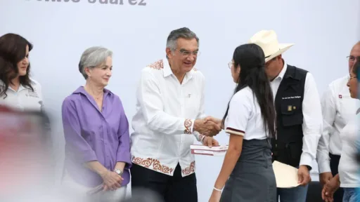 Atestigua Américo entrega de becas y destaca apoyo de la presidenta Claudia