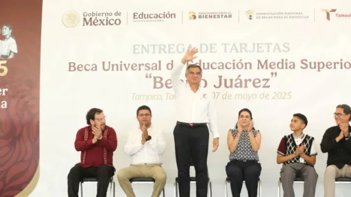 Entrega gobernador a estudiantes de la zona sur becas federales “Benito Juárez”