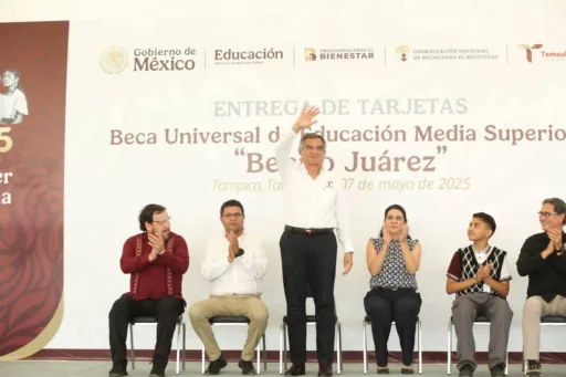 Entrega gobernador a estudiantes de la zona sur becas federales “Benito Juárez”