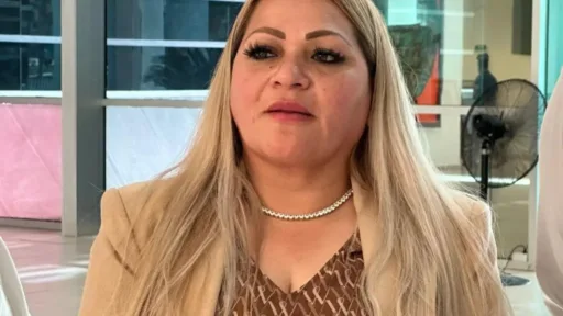 La recolección de firmas alcanza las 40 mil rúbricas en respaldo a la revocación del mandato Desde hace casi 20 días, un grupo de ciudadanos en Reynosa ha movilizado un movimiento social para pedir la desafiliación del presidente municipal, Carlos Peña Ortíz, conocido como “Makito”. La iniciativa, encabezada por la líder social Leticia Larios, busca generar presión política para que las autoridades correspondientes inicien el proceso de destitución. ¿Por qué juntaron firmas contra “Makito”? El movimiento fue impulsado por diversos colectivos y organizaciones sociales. Leticia Larios, junto con integrantes de “Juntos Rescatemos Reynosa”, “Colectivo Amor” y la “Red de Acompañamiento Victimológico”, instalaron módulos en diferentes puntos de la ciudad para recolectar firmas ciudadanas. El objetivo principal es solicitar formalmente la remoción del alcalde por supuestos hechos relacionados con corrupción, desvío de recursos y gastos excesivos en beneficios personales, señalamientos que se han hecho reiteradamente en las denuncias y en la opinión pública. Progreso en la recolección y entrega a autoridades Durante estos casi 20 días, los colectivos han logrado recopilar aproximadamente 40 mil firmas, que planean entregar a los diputados del Congreso de Tamaulipas. Con esta acción, buscan iniciar formalmente el proceso de revocación del mandato y, en su caso, destituir a “Makito” de su cargo. ¿Cuál es la razón del descontento social? De acuerdo con Leticia Larios y los integrantes de los colectivos mencionados, existe un fuerte malestar en la población debido a los constantes señalamientos de corrupción, mal manejo de recursos públicos y gastos en exceso realizados en beneficio del propio alcalde y su grupo cercano. Afirman que el cansancio social ha llegado a un punto en que la ciudadanía exige un cambio de rumbo y mayor transparencia en la administración pública local. ¿Qué sigue en el proceso? Los activistas y colectivos están en espera de que las firmas recolectadas sean revisadas y validadas por las autoridades electorales y legislativas, y que de esta forma se inicie oficialmente el proceso de revocación del mandato de Carlos Peña Ortíz. Este movimiento refleja el malestar social y la creciente participación ciudadana en Reynosa, que busca garantizar mayor transparencia y rendición de cuentas en su gobierno municipal.