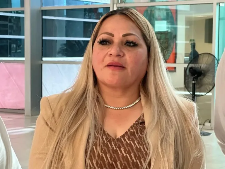 La recolección de firmas alcanza las 40 mil rúbricas en respaldo a la revocación del mandato Desde hace casi 20 días, un grupo de ciudadanos en Reynosa ha movilizado un movimiento social para pedir la desafiliación del presidente municipal, Carlos Peña Ortíz, conocido como “Makito”. La iniciativa, encabezada por la líder social Leticia Larios, busca generar presión política para que las autoridades correspondientes inicien el proceso de destitución. ¿Por qué juntaron firmas contra “Makito”? El movimiento fue impulsado por diversos colectivos y organizaciones sociales. Leticia Larios, junto con integrantes de “Juntos Rescatemos Reynosa”, “Colectivo Amor” y la “Red de Acompañamiento Victimológico”, instalaron módulos en diferentes puntos de la ciudad para recolectar firmas ciudadanas. El objetivo principal es solicitar formalmente la remoción del alcalde por supuestos hechos relacionados con corrupción, desvío de recursos y gastos excesivos en beneficios personales, señalamientos que se han hecho reiteradamente en las denuncias y en la opinión pública. Progreso en la recolección y entrega a autoridades Durante estos casi 20 días, los colectivos han logrado recopilar aproximadamente 40 mil firmas, que planean entregar a los diputados del Congreso de Tamaulipas. Con esta acción, buscan iniciar formalmente el proceso de revocación del mandato y, en su caso, destituir a “Makito” de su cargo. ¿Cuál es la razón del descontento social? De acuerdo con Leticia Larios y los integrantes de los colectivos mencionados, existe un fuerte malestar en la población debido a los constantes señalamientos de corrupción, mal manejo de recursos públicos y gastos en exceso realizados en beneficio del propio alcalde y su grupo cercano. Afirman que el cansancio social ha llegado a un punto en que la ciudadanía exige un cambio de rumbo y mayor transparencia en la administración pública local. ¿Qué sigue en el proceso? Los activistas y colectivos están en espera de que las firmas recolectadas sean revisadas y validadas por las autoridades electorales y legislativas, y que de esta forma se inicie oficialmente el proceso de revocación del mandato de Carlos Peña Ortíz. Este movimiento refleja el malestar social y la creciente participación ciudadana en Reynosa, que busca garantizar mayor transparencia y rendición de cuentas en su gobierno municipal.