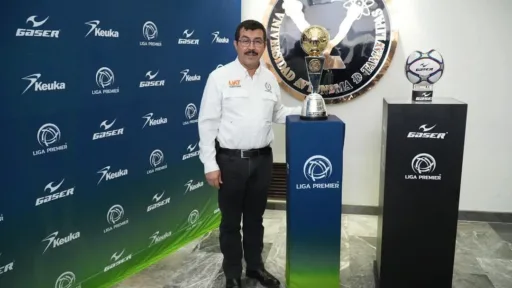 El rector Dámaso Anaya recibe el Tour del Trofeo de la Liga Premier MX en la UAT
