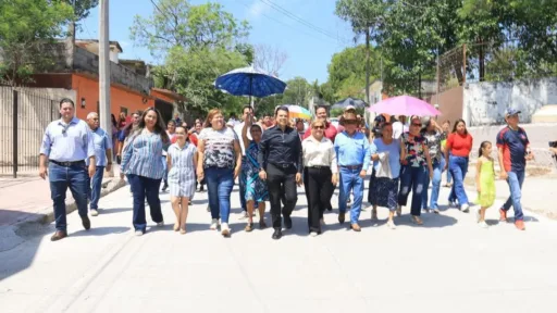 Inaugura alcalde de Ciudad Victoria calle de concreto hidráulico en colonia Tamatán