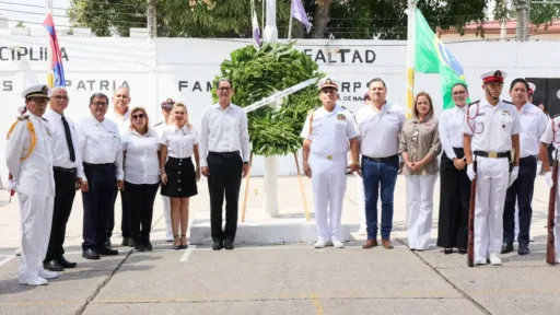 Erasmo González reconoce a jóvenes de la Academia Militarizada Doenitz en el 83 aniversario del Día de la Marina Nacional