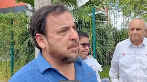La Secretaría de Educación de Tamaulipas (SET), en colaboración con la Secretaría de Recursos Hidráulicos, organizará un certamen escolar para fomentar el cuidado del agua, en línea con el compromiso de reducir el desperdicio y promover el uso responsable del vital líquido entre niñas, niños, adolescentes y jóvenes. SET impulsa el cuidado del agua en las escuelas de Tamaulipas Este concurso medirá cuánto agua consumen las escuelas y premiará a las instituciones que gasten menos de la media internacional de 20 litros por alumno, en comparación con los hasta 40 litros que actualmente se usan en Tamaulipas. La iniciativa busca crear conciencia sobre la importancia de conservar los recursos hídricos. El evento forma parte de las acciones del gobierno estatal, que destinará alrededor de 250 millones de pesos en infraestructura educativa a través del programa La Escuela Es Nuestra (LEEN), y otros 340 millones del Fondo de Aportación Múltiple (FAM). Se invita a directores y padres de familia a gestionar un uso responsable de estos recursos en beneficio de los estudiantes y del medio ambiente. El secretario Miguel Ángel Valdez García destacó que estas acciones reflejan el compromiso de Tamaulipas con la educación como herramienta para el desarrollo y la sostenibilidad, y llama a la comunidad educativa a colaborar en la protección del agua, un recurso que es responsabilidad de todos.