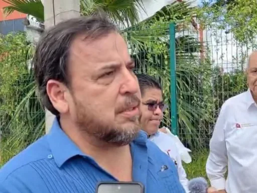 La Secretaría de Educación de Tamaulipas (SET), en colaboración con la Secretaría de Recursos Hidráulicos, organizará un certamen escolar para fomentar el cuidado del agua, en línea con el compromiso de reducir el desperdicio y promover el uso responsable del vital líquido entre niñas, niños, adolescentes y jóvenes. SET impulsa el cuidado del agua en las escuelas de Tamaulipas Este concurso medirá cuánto agua consumen las escuelas y premiará a las instituciones que gasten menos de la media internacional de 20 litros por alumno, en comparación con los hasta 40 litros que actualmente se usan en Tamaulipas. La iniciativa busca crear conciencia sobre la importancia de conservar los recursos hídricos. El evento forma parte de las acciones del gobierno estatal, que destinará alrededor de 250 millones de pesos en infraestructura educativa a través del programa La Escuela Es Nuestra (LEEN), y otros 340 millones del Fondo de Aportación Múltiple (FAM). Se invita a directores y padres de familia a gestionar un uso responsable de estos recursos en beneficio de los estudiantes y del medio ambiente. El secretario Miguel Ángel Valdez García destacó que estas acciones reflejan el compromiso de Tamaulipas con la educación como herramienta para el desarrollo y la sostenibilidad, y llama a la comunidad educativa a colaborar en la protección del agua, un recurso que es responsabilidad de todos.