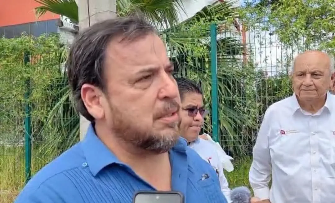 La Secretaría de Educación de Tamaulipas (SET), en colaboración con la Secretaría de Recursos Hidráulicos, organizará un certamen escolar para fomentar el cuidado del agua, en línea con el compromiso de reducir el desperdicio y promover el uso responsable del vital líquido entre niñas, niños, adolescentes y jóvenes. SET impulsa el cuidado del agua en las escuelas de Tamaulipas Este concurso medirá cuánto agua consumen las escuelas y premiará a las instituciones que gasten menos de la media internacional de 20 litros por alumno, en comparación con los hasta 40 litros que actualmente se usan en Tamaulipas. La iniciativa busca crear conciencia sobre la importancia de conservar los recursos hídricos. El evento forma parte de las acciones del gobierno estatal, que destinará alrededor de 250 millones de pesos en infraestructura educativa a través del programa La Escuela Es Nuestra (LEEN), y otros 340 millones del Fondo de Aportación Múltiple (FAM). Se invita a directores y padres de familia a gestionar un uso responsable de estos recursos en beneficio de los estudiantes y del medio ambiente. El secretario Miguel Ángel Valdez García destacó que estas acciones reflejan el compromiso de Tamaulipas con la educación como herramienta para el desarrollo y la sostenibilidad, y llama a la comunidad educativa a colaborar en la protección del agua, un recurso que es responsabilidad de todos.